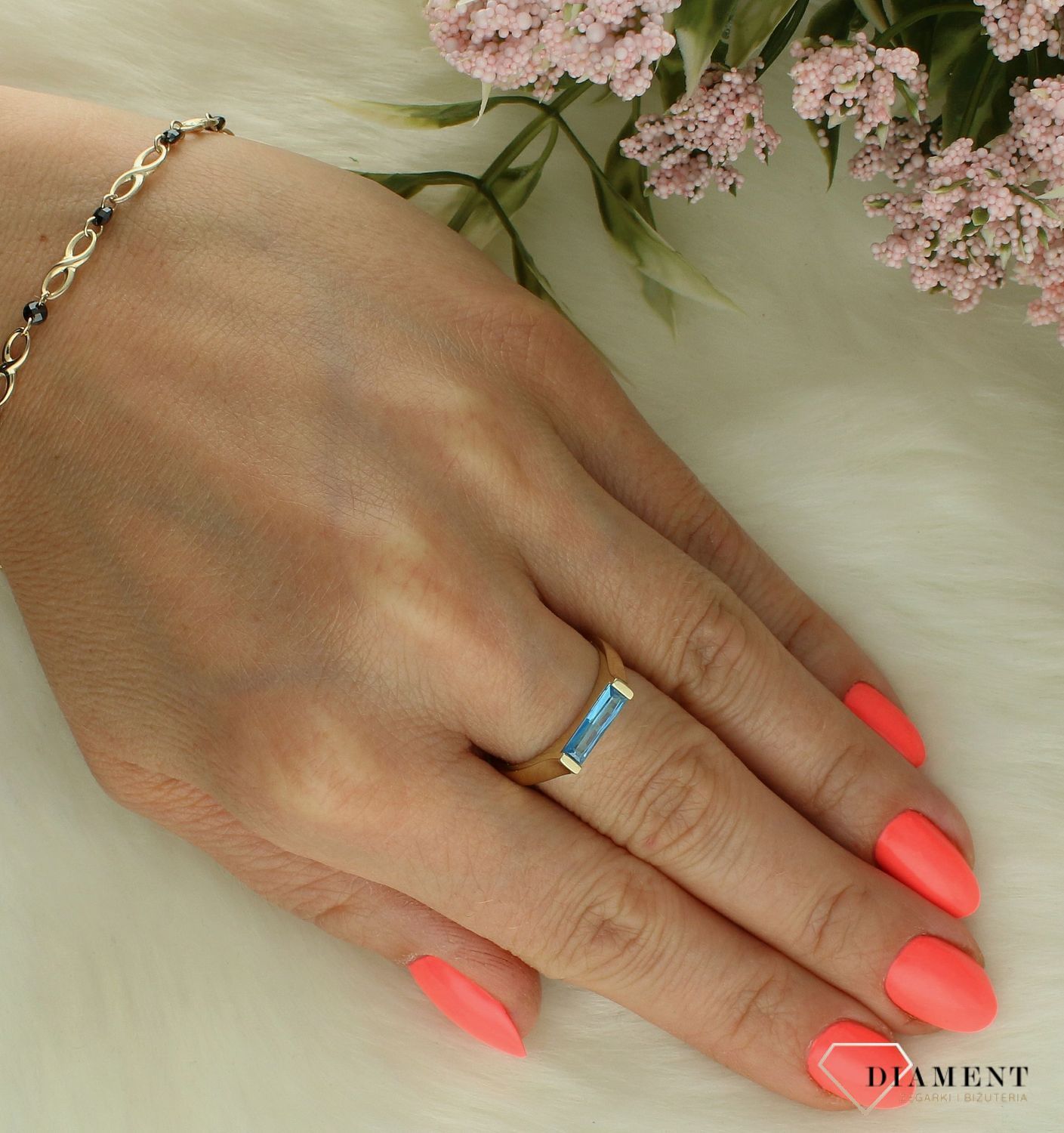 Złoty pierścionek damski 375 płaski z błękitną podłużną cyrkonią PI 7061B 375 (2).jpg